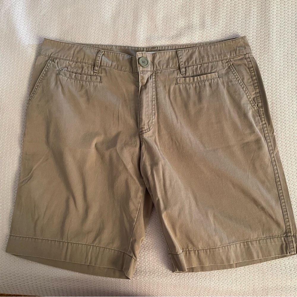 Old Navy Women’s Khaki Flat Front Shorts